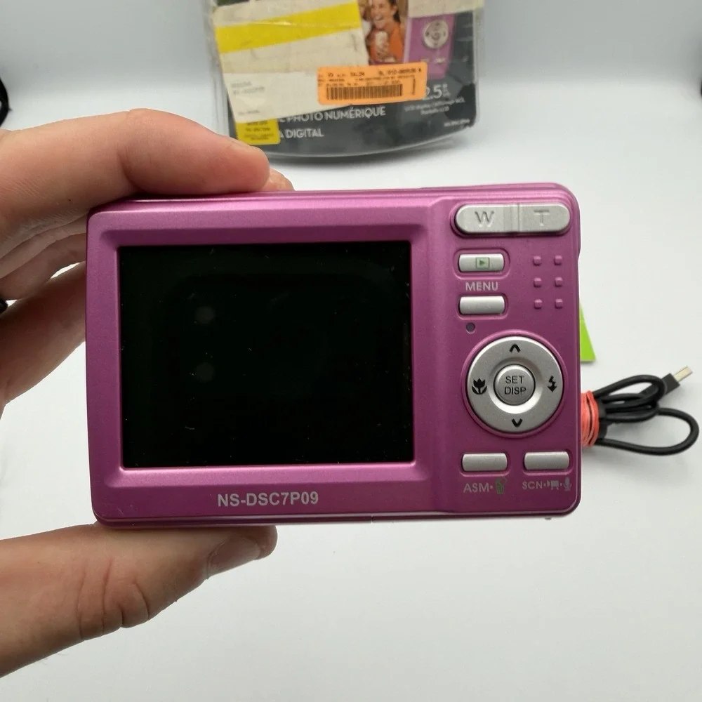 Insignia NS-DSC7P09 7.0MP Digital Camera Pink Complete Box Tested Working